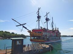 本日最初の観光は、英虞湾クルーズ。
賢島エスパーニャクルーズというのにしました。
当日券を購入しました。
かっこいい海賊船のような船が戻ってきました。
これからこの船に乗り込みます。
