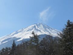 富士スバルライン・・・富士河口湖町から富士山五合目付近に至る　約24kmのドライブウェイ

今回積雪のため　一合目駐車場までのみの通行

往復640円で通過

だんだん近づくように見える　富士山に感動

料金所から　約3kmのドライブ

駐車場からは　美しく尊い富士山

なかなか　こんな近くで目にすることができず　

神々が宿る霊峰　世界有数のパワースポット　実感

何よりも海外からの観光客の多さに　驚き


