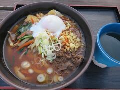 道の駅　富士吉田・・・富士山の麓にある　道の駅

今回　自家製麺の本格吉田のうどん　実食

冬季限定　吉田のチゲうどん（800円）オーダー

アツアツたっぷりな　醤油＆味噌ブレンドつゆに

バラエティ豊かな具材＆馬肉＆温泉卵

ピリ辛チゲ風味に　いただきます

揚げ玉と七味のトッピングも　カウンダーでセルフサービス

食べやすい太麺に　甘さ感じるお出しがプラス

新雪被った青い富士山のデザインのコップも　キュート

事前支払いの自販機で　食券購入タイプ

座敷もあり　店舗外のテラスでの飲食も可能

