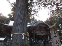 北口本宮富士浅間神社・・・霊験あらたかな富士山信仰の聖地

富士山信仰者が　登山直前に必ず参拝したという　富士山道の起点

富士山の女神を祀り　境内には角行の立行岩や大鳥居・拝殿・手水舎

神木の息吹にも癒されて　厳かな雰囲気

海外の観光客の方も多く　日本屈指のパワースポット

雪残る　奥深い緑の静寂な世界観

富士登山祈願にふさわしい　歩くほどにココロ洗われるスポット