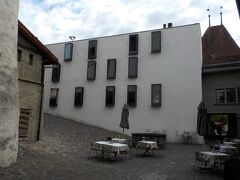 トゥーン城の中庭に出ました

白い壁の建物はホテルとレストランです