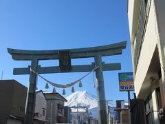 金鳥居・・・富士山登山道の入り口

1788年に初めて建立　青銅で造られた鳥居

吉田登山道へと続く御師町の入り口に存在

俗界と富士山信仰の世界とを分ける「境界」

かつては富士講信者を受け入れる門であり　富士登山に向かう「一の鳥居」　

鳥居越し見える富士山は美しく　信仰の山を象徴

時代と共に　富士山信仰の意義　伝えるスポット



　

