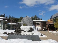 富士山世界遺産センター・・・四季折々の富士山を巨大なオブジェで再現

入場無料で　南館と北館に分かれて展示

南館　デジタル技術を駆使した展示

北館　海外の方向けの展示・カフェ・ショップ・展望台

南館2Fには　富士山の巨大オブジェ

360度・全方位から富士山の多彩な表情観察

南館1Fには　デジタルや展示にて　様々な角度より富士山を解析

富士山を　最先端にわかりやすく　楽しく学べるスポット　



