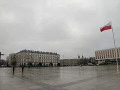 13:35、ピウスツキ元帥広場。大きなポーランド国旗が風になびいていますね。ここはサスキ公園の東側の入り口、そして無名戦士の墓への入り口でもあります。

無名戦士の墓は2人の衛兵が守っていました。