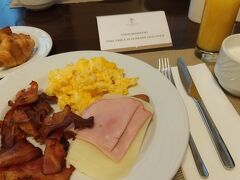 ホテルの朝食。フルーツや野菜がないのは私の朝食の選び方に偏りがあるからで、ちゃんと並んではいましたよ。