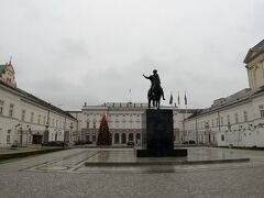 ポーランド大統領官邸、その前に立つのはポニャトフスキ像。