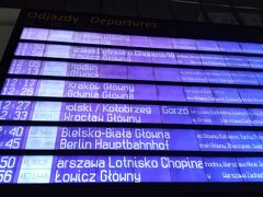 11:35、ホテルをチェックアウト。とても便利で快適な3泊でした！

ワルシャワ中央駅までは歩いて10分ほど。これから乗車するのは12:17発のクラクフ行きEIP1306列車です。