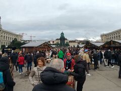 モーツァルトの像から歩いてすぐ、13:00にマリア・テレジア広場のクリスマスマーケットにやってきました！多くのお店と多くの人で賑わっています！