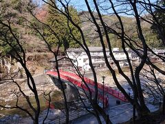 待月橋

香嵐渓を象徴する赤い橋
探索路は結構高みを抜けていきますね
もう少し整備されれば
車椅子とかでも楽しめるけど
山の美観が崩れるのかな？