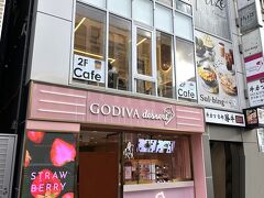 東京・明治神宮前〈原宿〉【GODIVA dessert】【Sulbing Cafe】

2023年7月15日にオープンした【ゴディバ デザート】原宿店の2階に
2023年8月14日に【ソルビンカフェ】原宿店がオープンしました。

韓国風かき氷＆デザートカフェで何度かいろんな場所に
出店したり閉店したりしていました。こちらの場所は定着するかな？
