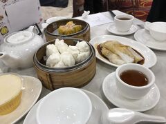 倫敦大酒樓
香港最終日は、朝ごはんに飲茶を♪
洗杯(サイプイ)という食器を自分で洗うお作法はなし、お茶の種類を聞かれるかと思ったけど、大好きなプーアール茶が勝手に出てきた。
このお店は、ガイドブックにも載っているから観光客もいたけど、朝から新聞持った地元民のおじ様達もいて、香港民の日常を覗けて興味深かったです。
