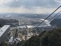 ロープウェイで山頂へ。
眼下に広がる街並みや錦帯橋。
錦帯橋を渡ってから素晴らしい景色が続きます。