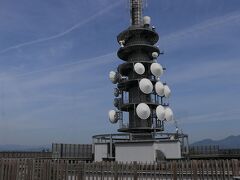 日本平が山の上にあるということで各方面へ延びる電波塔も。
アンテナがかなりの数設置されていますが、NHKや民放各局だけではなくラジオ放送にも対応しているようで、静岡県民の暮らしを陰で支えている重要な施設となっているようです。