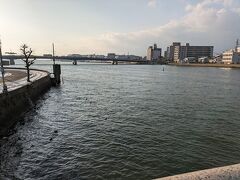 15分ほど歩いたら、宍道湖に出てきました。
風が冷たかったです。。。