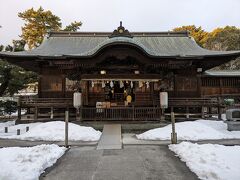 宿にチェックインする前に、賣布神社（めふじんじゃ）に参拝しました。
出雲国風土記にも記されている、由緒ある神社です。
街中にありますが、厳かな空気がながれていました。
