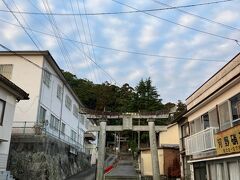 実はこの「青い鳥」朝見神社なるローカル神社の参道に店を構えていることもあり、折角だからと参拝することに。

別府の街らしいいきなり急峻になる参道。
鳥居を潜って本殿に。