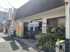 山越から車で30分ほどでしょうか？高松駅前にあるこちらも超人気店『うどんバカ1代』さんに入ります。先に席をキープしてから注文するスタイル。ここでも5分ほど並んで注文