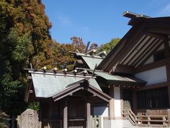 鵠沼（くげぬま）皇大神宮　手前は境内社の石楯尾神社（いわたておのじんじゃ）です。