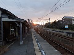 朝日を浴びる波止浜駅。無人の小さな駅。
10人近い人が降りたので利用客は結構いるみたい。