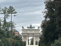 センピオーネ公園を散策
奥に見えるのはナポレオンが作らせたArco della Pace
なかなか大きくて立派
凱旋門なのかなんなのかまでは知らない