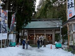 真山神社の入り口。
門をくぐった所で、着て来た服の下に防寒、防水の服を1枚、着込みます。
下はスキーウェアをGパンの上から履きました。