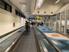 我慢していたトイレに駆け込みます。チャンギ空港は進んだ空港として有名では有りますが、天井低いし、結構閉鎖的な感じがしないではないですね。