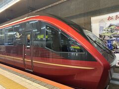それでは近鉄特急の改札口通ります。

そこでびっくりする光景が！
北海道ではまず見たことがない、改札を抜けるとそこはもうすぐ電車が入っているホームだったのです。

海外では見かけるけど、日本国内で見たのは初めてや～。

この時この赤いスタイリッシュな電車が入っていて、皆さん写真撮りまくり～。
kumiさんに「豪華列車の「ひのとり」だよ」と教えてもらいました。

う、こんなのも北海道にはないよね。
そもそも北海道はJRしか無いし。^^;