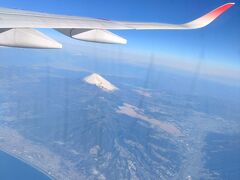 今回はJAL利用。満席でした。
真っ白な雪帽子の富士山