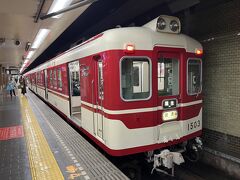 さっそく古めの電車とご対面。