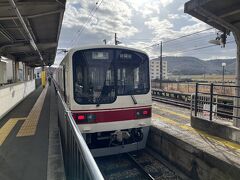 粟生駅では、JR加古川線の上下、北条鉄道、神戸電鉄が同時に乗り換えられるダイヤになっていて、乗り換え時間がわずかです。今度は新し目の車両です。