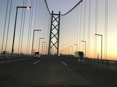 京都市内の自宅を出たのは学校終わりの午後４時半ごろ。
写真の明石海峡大橋に着いた頃にはもう日が暮れていました。
場所にもよると思いますが京都市内から明石海峡大橋まで１時間３０ぐらいですかね。
