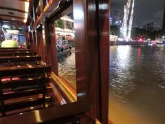 クラークキーを訪れた目的は、船からシンガポールの夜景を観賞する「リバークルーズ」に参加することです。こちらもそれほど混雑することなく、普通に良い席を確保できました。船は反時計回りで岸沿いを進むので、右側座席がおすすめです。