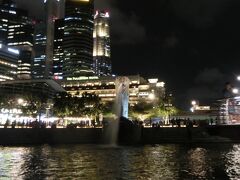 そして、やはりシンガポールといえばマーライオンです。船からだと、真正面からの姿を見ることができます。