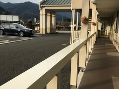 淡路ＳＡを出た後、徳島道経由で吉野川ＳＡ内の宿泊施設、ファミリーロッジ旅籠屋に、午後１０時ぐらいに到着。（旅籠屋は上の写真です。）
徳島道は１車線なんですね。初めて知りました。