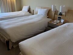 では本日のお宿、東京ドームホテルへ。
3人で泊まると1人だけ違うベッドになる問題。
今回は妹が負けました笑