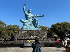 平和祈念像です。
制作者の北村西望氏は、この像を自宅工房で制作中、工房に入り込んできた蝸牛が像の足下から像の頭頂部まで十時間を掛けて登り詰める様子を観察し、「たゆまざる歩みおそろし蝸牛」という句をものしました。