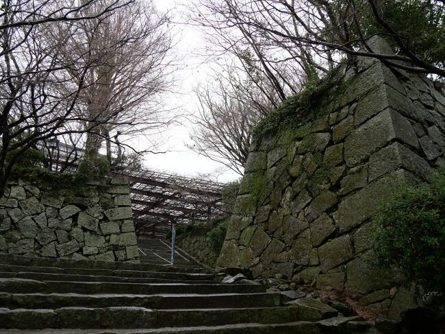 「総締門」跡です。<br /><br />立派な石垣が残っています。