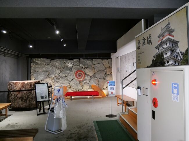 入口を入って直ぐの場所です。<br />ここは地下1階にあたるようです。<br /><br />左にある丸太は、松喰い虫被害で枯れて倒木の危険があって止む無く伐採された、「虹の松原」で最も古く、後に樹齢が293年と判明した大木「大老の松」の一部だそうです。