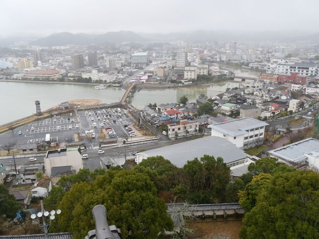 ズームアップ。<br /><br />町田川（右側）と松浦川（左側）の合流点に架かる歩道橋「城内橋」が見えます。