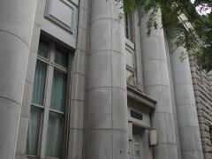 馬車道と本町通りとの交差点の角にある石造りの建物は、旧富士銀行横浜支店です。昭和初期に建てられた貴重なものです。
前面には４つの円柱が立つ独特の美しい外観となっていました。現在は東京芸術大学の校舎として使われているようでした。