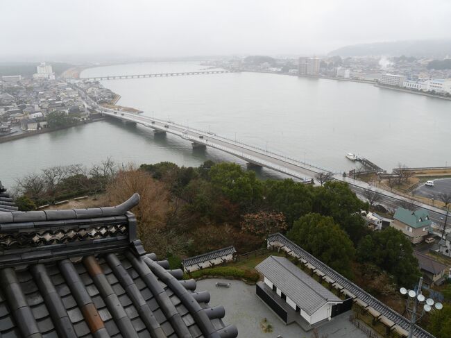 ズームアップ。<br /><br />松浦川が唐津湾に注ぐ河口部に架かり、唐津城と虹の松原を結ぶ「舞鶴橋」です。