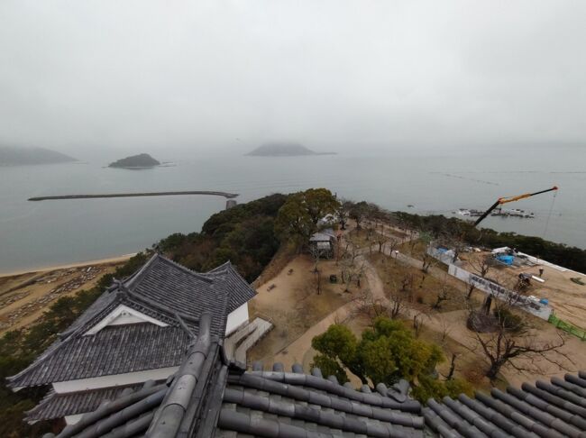 北方向の眺め。<br /><br />玄界灘に浮かぶ高島（右側）、鳥島（中）、大島（左側）。