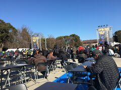 12時からの回まで時間があるので、上野公園で開催されていたマイナーバンドのフェスを屋台で買ったハイボールを飲みながら観ていた。