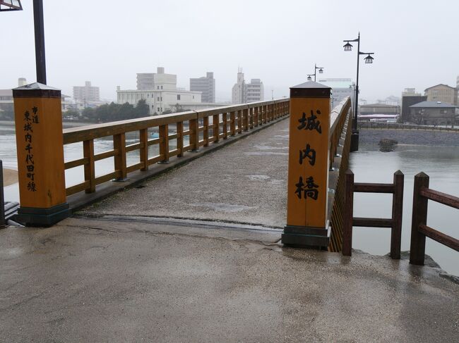天守から下りてきました。<br /><br />「城内橋」を渡って唐津駅方向に向かいます。