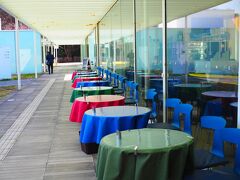 横須賀アクアマーレ

美術館併設のイタリアンレストラン

南青山に本店を構える「リストランテ アクアパッツァ」の日高良実シェフが総料理長を務める店らしい。
http://acquamare.jp/

ここで海を見ながらランチとしゃれこもう。

と、この時は思っていた。
