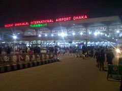 シャージャラル国際空港では銃を持った警備員が各所に立っていましたが、パスポートやフライト・スケジュールを見せれば時間に関わらず入れました。
