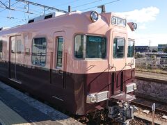 吉良吉田駅ホームに停車中の、蒲郡線の6000系。西尾市制70周年を記念した、5500系復刻塗装車でした。