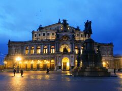 Semperoper（ゼンパー オーパー)

ドイツ屈指の美しさを誇るザクセン州立歌劇場。初代音楽監督をウェーバーが務め、ワーグナーの「さまよえるオランダ人」「タンホイザー」はここで初演されました。