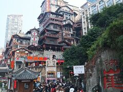 昼の洪崖洞。この建物自体はそんなに昔に作られたものではないが、昔の重慶の風景を再現しておりそういう点では貴重なのである。しかし人が多いな。
