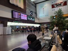 金曜日の8時過ぎの羽田空港第１ターミナル。保安検査場が混雑しているなあとボンヤリしていると、今回の相方から「高速バスにキャリーバッグを忘れた！」との一報が。幸い貴重品は無いとのことなので、空港に向かうように伝え、到着を待つことにしました。
